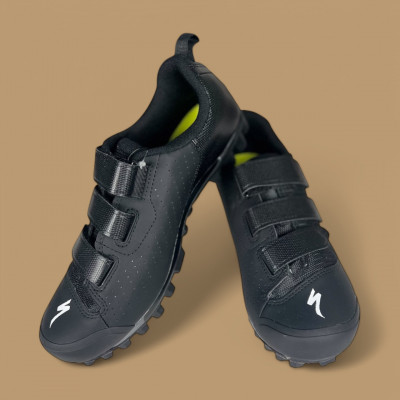 Chaussures de vélo Specialized RECON 1.0 Black à un prix imbattable !